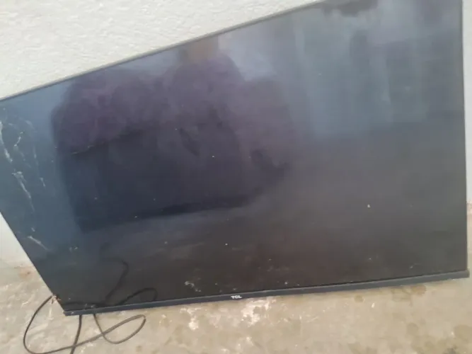 Tv semp TCL (para retirada de peças) + painel em MDF