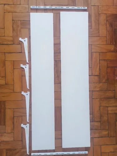 Prateleira branca com Trilhos