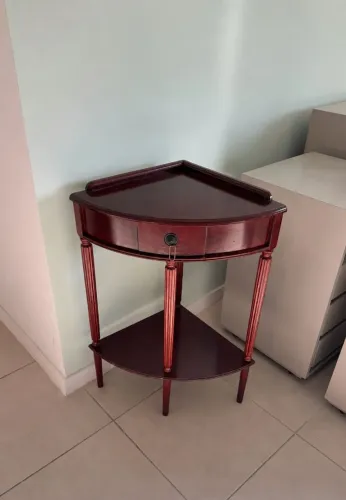 Mesa Lateral de Canto em Madeira no Estilo Clássico