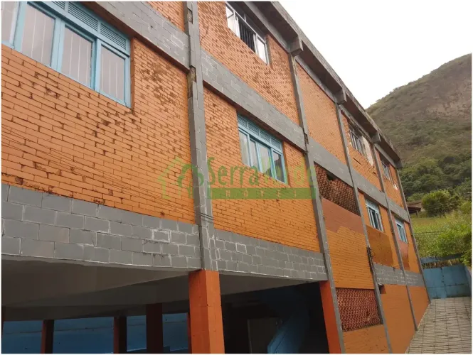 QUITANDINHA (2 PRÉDIOS COMERCIAIS COM AMPLO ESPAÇO)