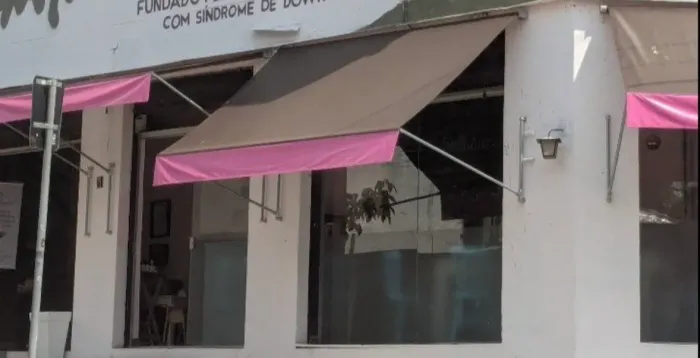 Toldo de lona marrom com borda rosa