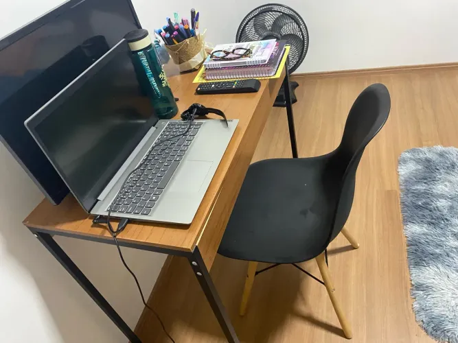 Mesa e cadeira de escritório 