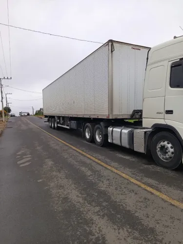 Carreta baú 