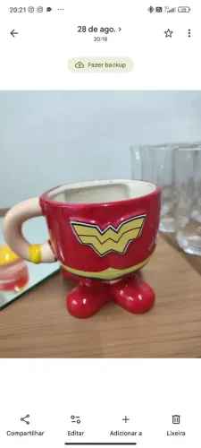 Combo bandeja Tramontina, caneca mulher maravilha, timer para cozinhar ovo e 2 quadrinhos.