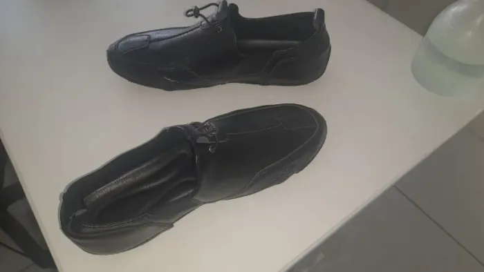 Vendo um par de sapatos