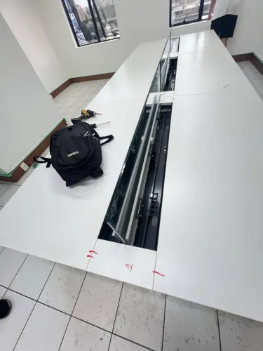 Mesa estação de trabalho com divisória de vidro