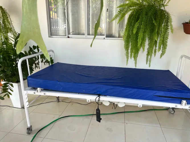 Vende-se Cama Hospitalar Elétrica