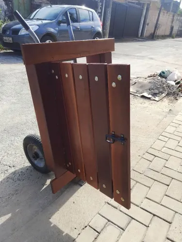 Porta para alçapão de madeira