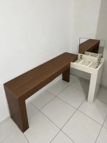Mesa penteadeira ou escrivaninha + Cadeira