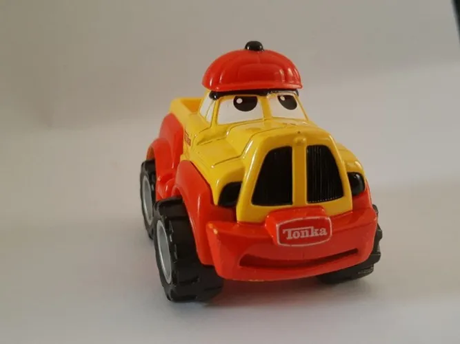 Miniatura Metal Maisto 7 cm<br> *TONKA CHUCK Hasbro Vermelho e Amarelo<br>