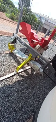 Perfurador de solo acompanhado por 2 brocas