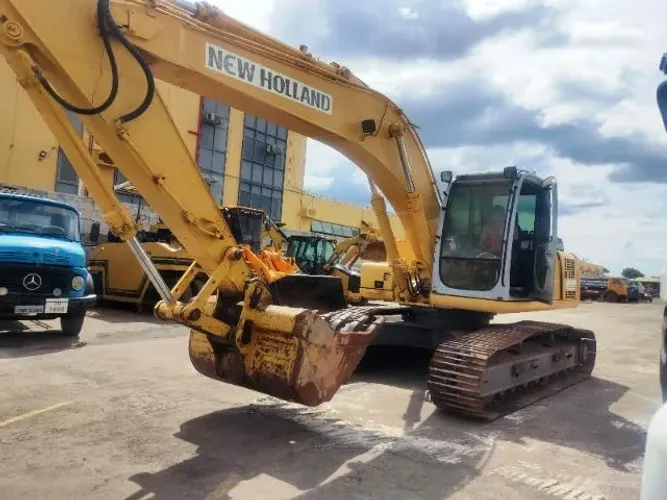 Escavadeira Hidráulica, marca New Holland, modelo E215LC, ano 2009