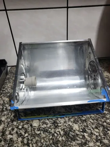 Refletor Luz branca com algumas sujeiras de tinta