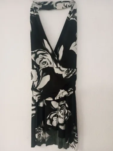 Baixou o preço! Vestido em lycra da Aivil, estampa floral preto e branco. Tamanho único l