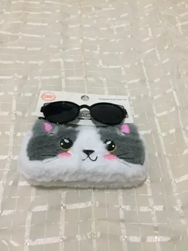 Bolsa infantil na forma de um gatinho com óculos de sol  