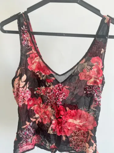 Blusa de renda bordada com detalhes em pedrarias