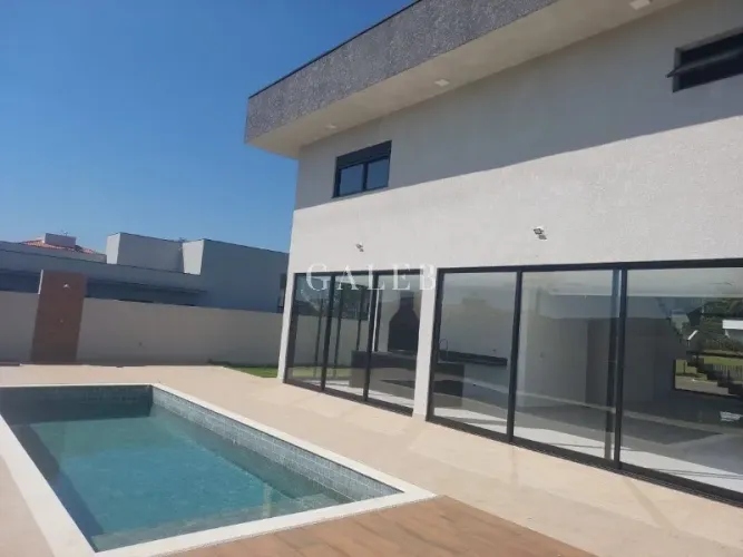 Sobrado com piscina em condomínio clube