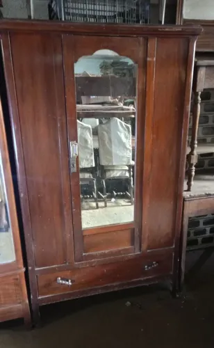 Guarda-roupa antigo