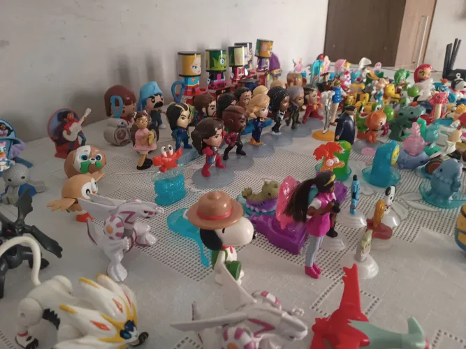 Brinquedos colecionaveis do McDonald's e outros