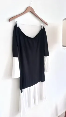 Vestido preto com babado branco