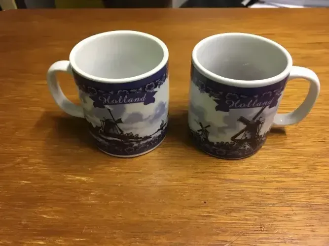 Par De Canecas Médias De Porcelana Da Holanda