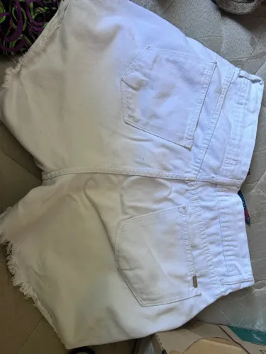 Short Jeans Branco com Detalhes Desfiados