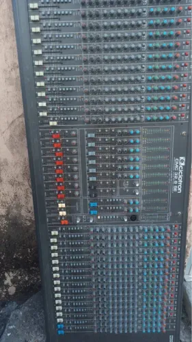 Mesa de Som 32 Canais - Clictron CMC 32/8 SE