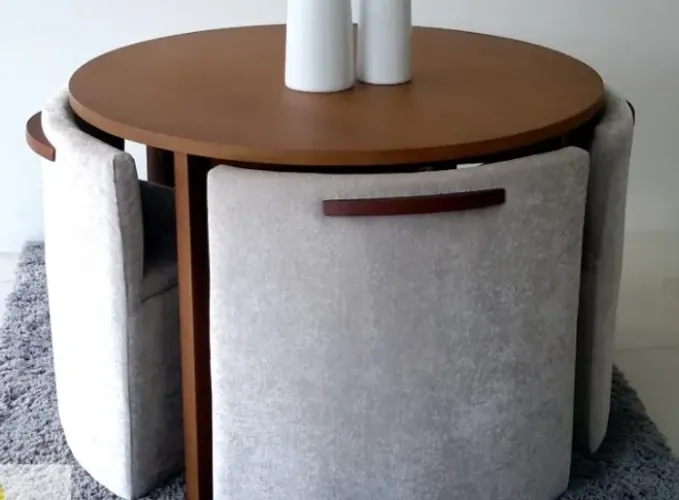 Mesa de jantar redonda com cadeiras embutidas