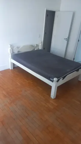 Cama de casal padrão com colchão incluso em madeira maciça