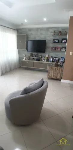 AM vende amplo 4 quartos a uma quadra do mar na Praia da Costa