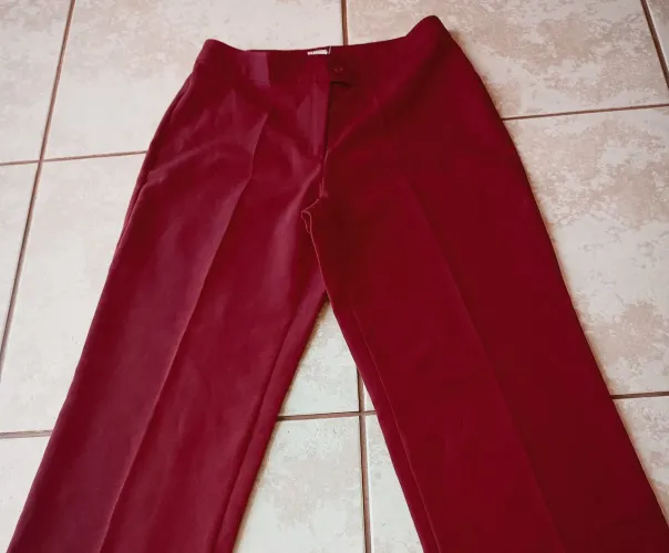 Calça feminina vermelha de gabardine