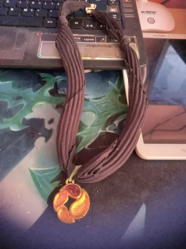 Colar de tecido com Pingente em metal Dourado