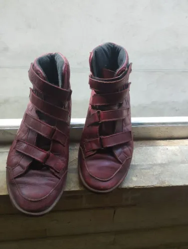 Tênis de Couro Vermelho bordô Tascani