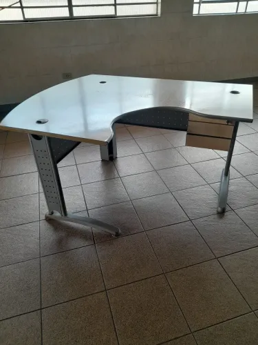 Escrivaninha de canto moderna