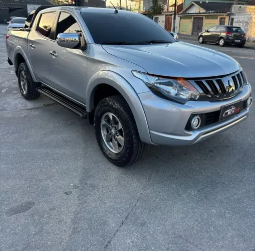 Caminhonete L200 TRITON 4X4 AUTOMÁTICA IMPECÁVEL 