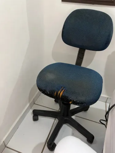 Cadeira de Escritório Azul com Detalhes