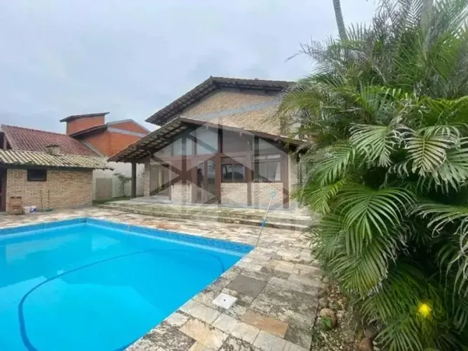 Excelente casa residencial - 365M² para alugar no bairro Itaguaçu em Florianópolis
