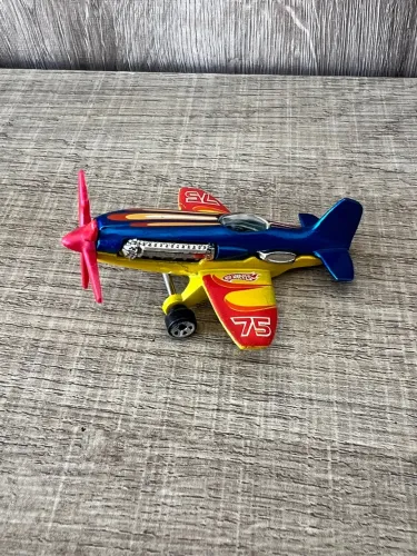 Avião de brinquedo Hot Wheels modelo raro  Mad Propz