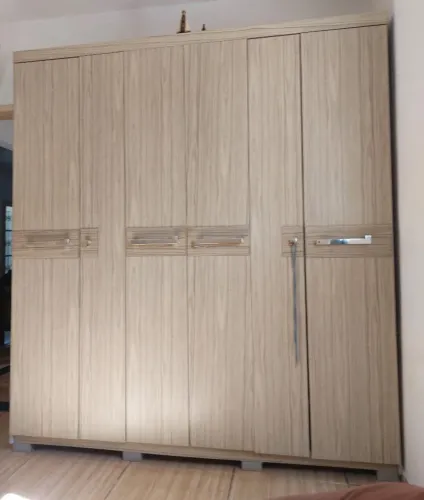 Guarda-roupa amadeirado 6 portas