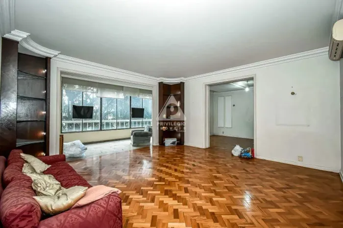 Apto. 3 quartos, 4 banheiros, dependência, 1 vaga, 248m2 com vista no Flamengo.