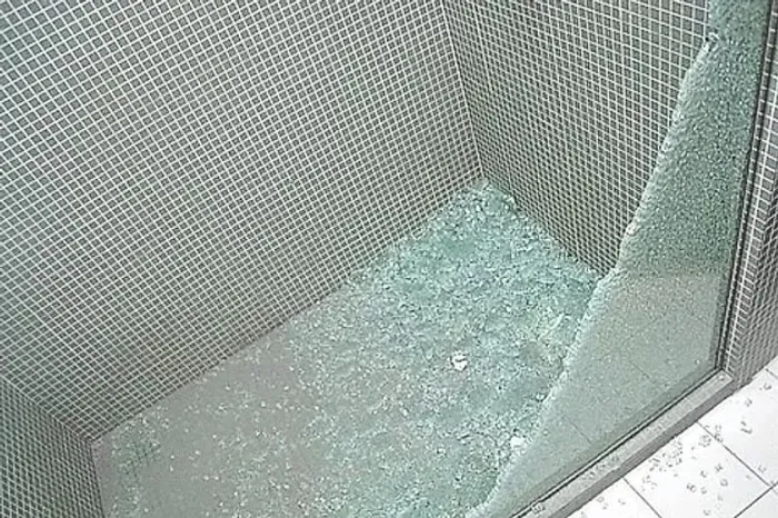 evite acidentes fazendo a manutenção em box de vidro e aluminio, parcelamos no cartao