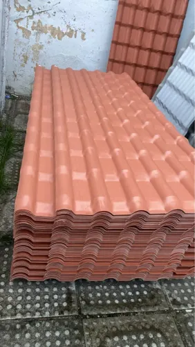 Telhas de PVC novas para telhado