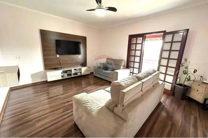 Casa com 3 dormitórios e salão comercial no Bairro Parque Novo Mundo em Limeira - SP