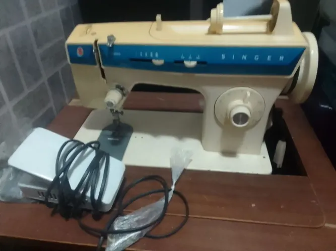 Máquina de Costura Singer Antiga.
