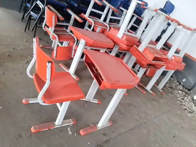 10 conjuntos (Cadeiras e carteiras escolares)