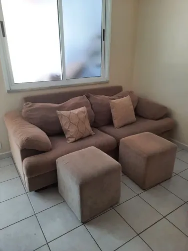 Sofá + 2 almofadas + 2 pufs