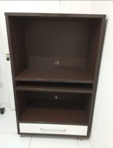 Rack de TV com gaveta e prateleiras