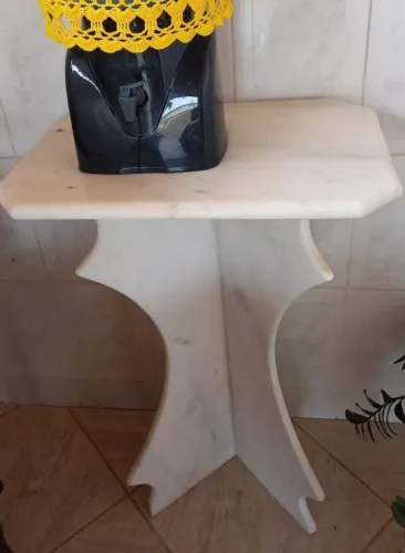 Mesa de canto em Mármore (94cm de largura e 60cm de altura)