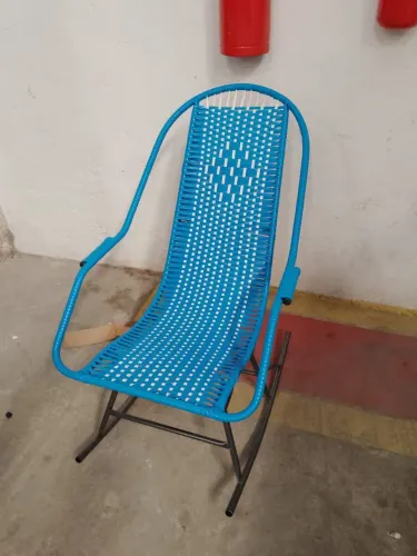 Cadeira de balanço azul com assento em tela