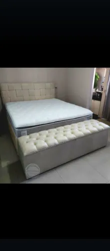 Cama super king com colchão confortável e cabeceira reta 